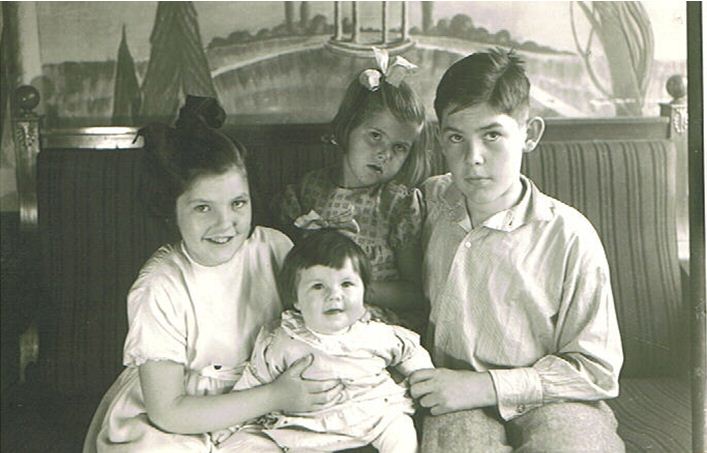 Syskonen Tingdal fotograferade c:a 1938 i loggian på Skogsvägen 6. Från vänster  Margareta, Olena, Elisabet och Anders.