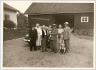 Otto och Emma med sondöttrarna Birgitta (den upplyfta) och Elisabeth. Till vänster svågern (Emmas bror) Frans Bergman med hustru Ida. Till höger svärdottern Britta. Mannen  till  höger fn oidentifierad. Fotot taget cirka 1952 hos Britta och Carl-Johan på Lassagården,  Kungsbacka.